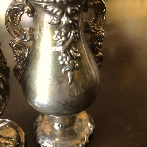 Two Baroque Wallace Silverplate Shakers - Picture 4 of 14